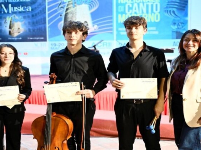 BORSA DI STUDIO DI €240 “KIWANIS” ACRI (CS) SEZ. 4 SOLISTI LICEO EX-AEQUO EX-AEQUO BORRELLI MIRIAM flauto € 80 FALCONE ANDREA violoncello € 80 COSTA GABRIELE COSTANTINO percussioni €80